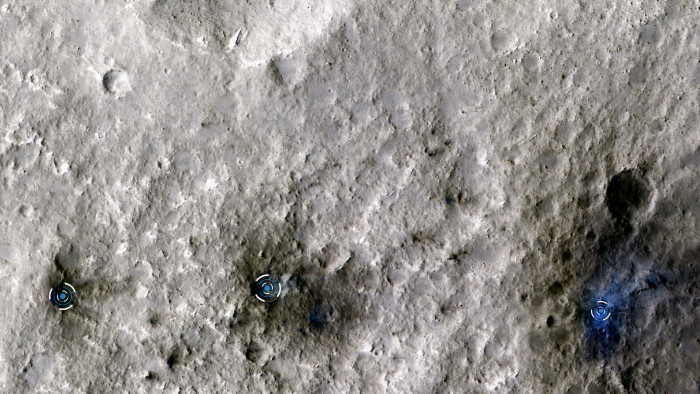 Diese Krater (blau) wurden durch einen Meteoriteneinschlag auf dem Mars am 5. September 2021 verursacht. (Bild: NASA/JPL-Caltech/University of Arizona)